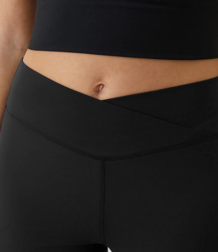 DayStretch legginsy do jogi z wysokim stanem, krzyżowanym pasem i rozszerzanymi nogawkami.