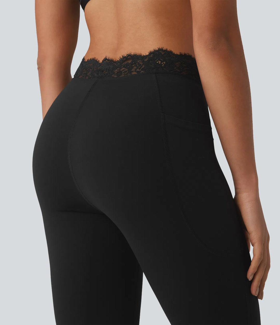 Halara UltraSculpt legginsy do jogi w kształcie litery V, z wysokim stanem, rozkloszowane, z kontrastową koronką i kieszeniami