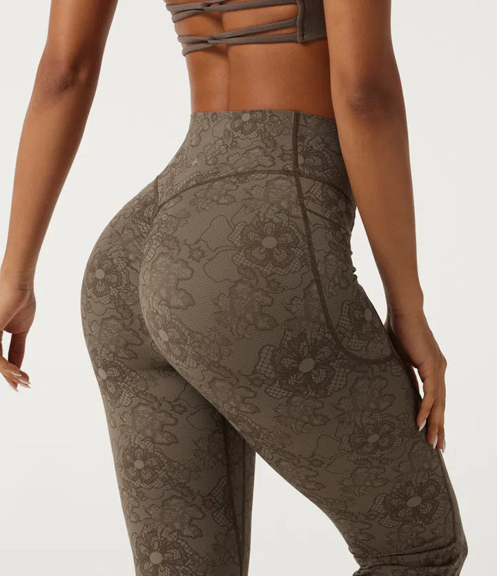 Halara UltraSculpt legginsy do jogi z wysokim stanem, modelujące brzuch i unoszące pośladki, z kontrastową koronką, rozkloszowanymi nogawkami i kieszeniami.