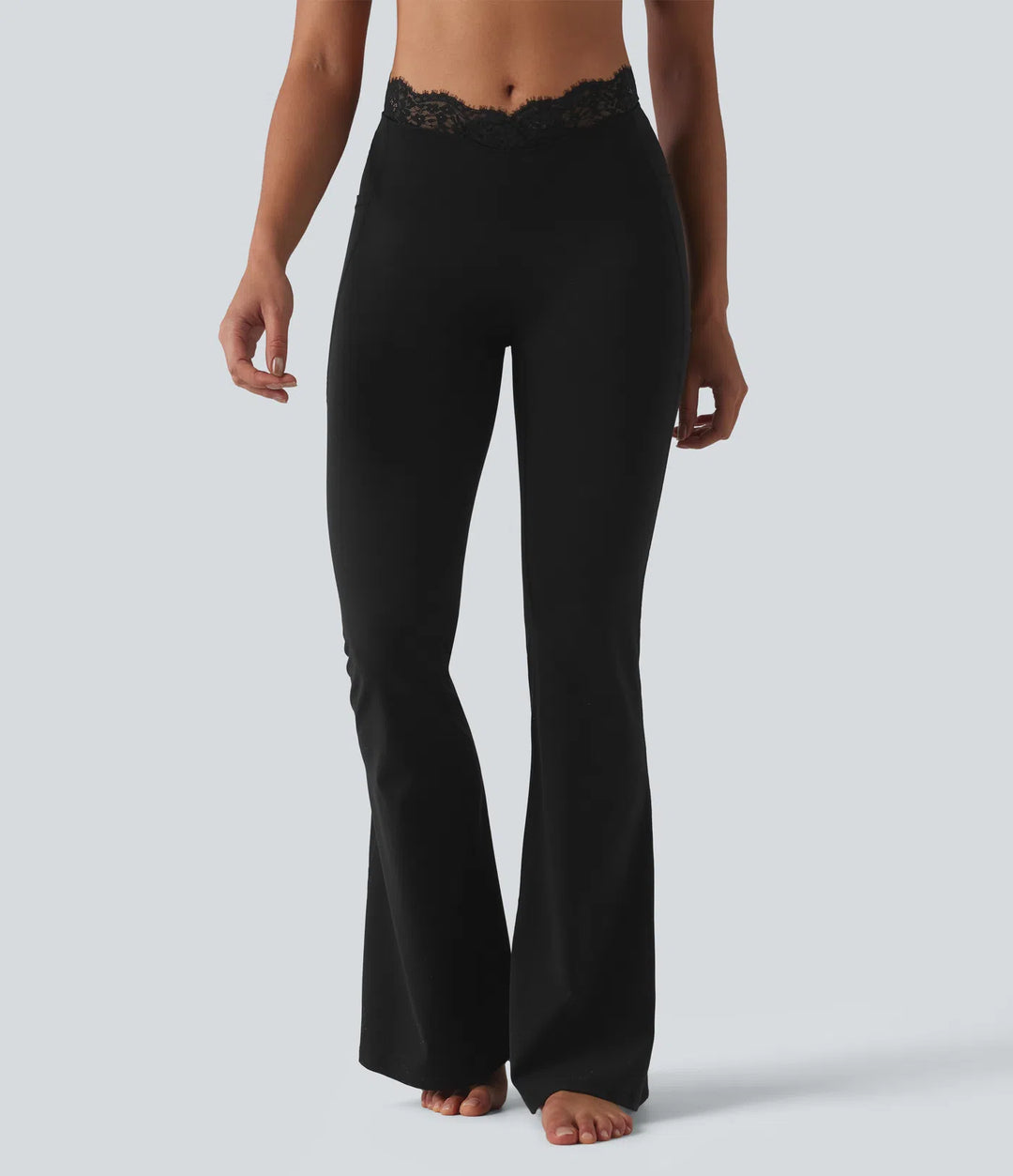 Halara UltraSculpt legginsy do jogi w kształcie litery V, z wysokim stanem, rozkloszowane, z kontrastową koronką i kieszeniami