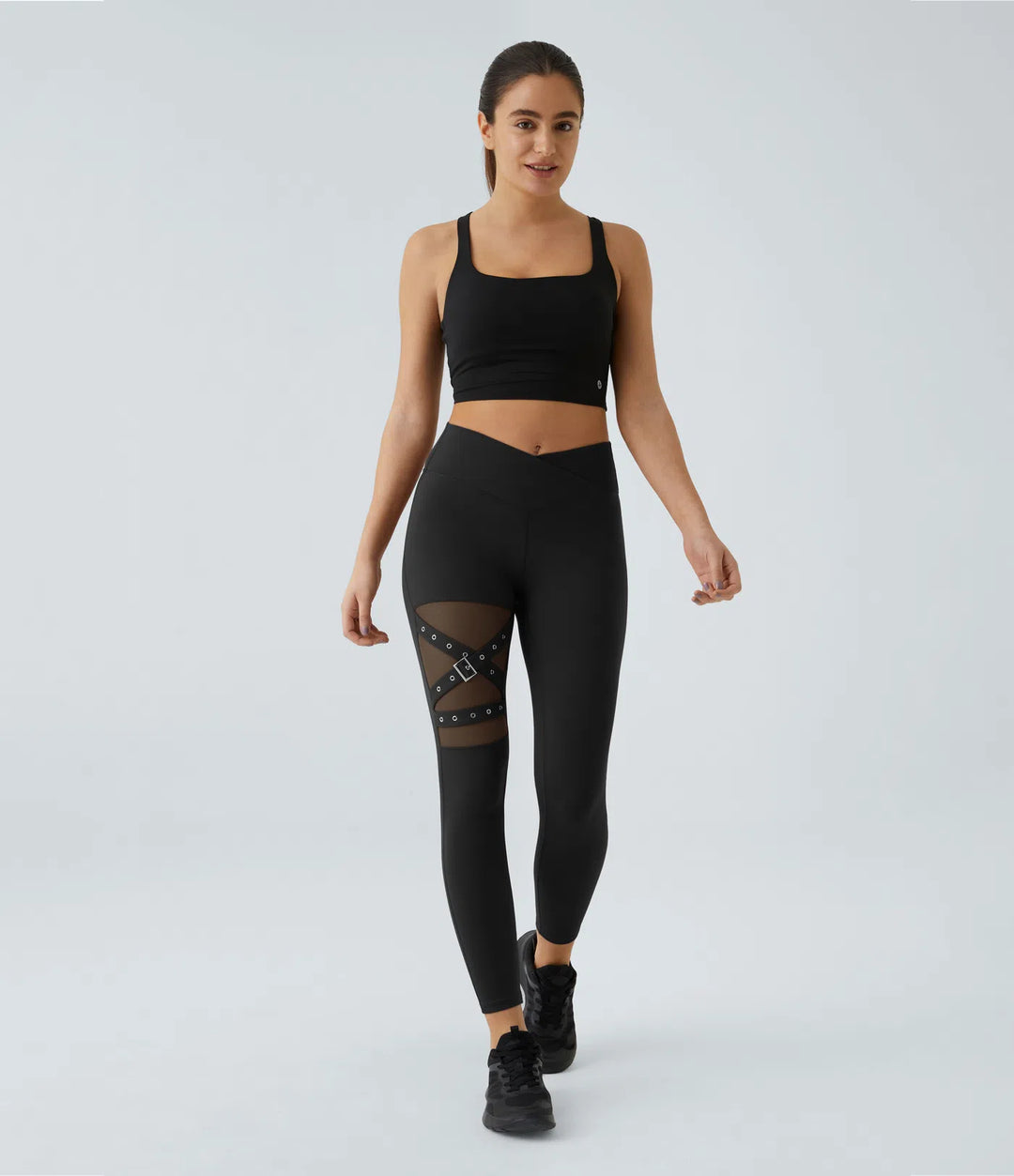 DayStretch legginsy do jogi z wysokim stanem, krzyżowanym przodem, kontrastową siateczką i ozdobną klamrą