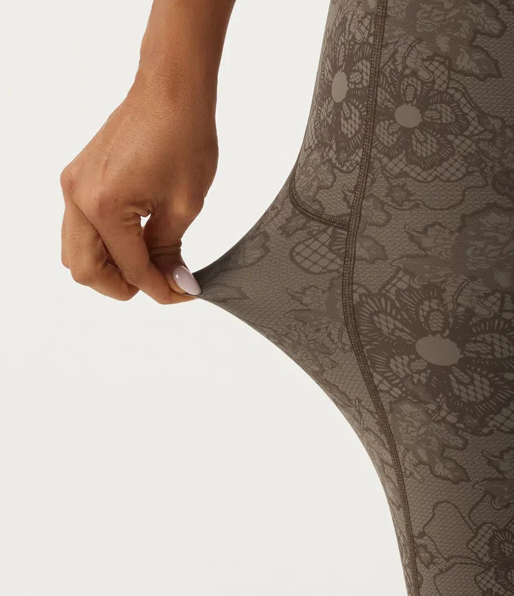 Halara UltraSculpt legginsy do jogi z wysokim stanem, modelujące brzuch i unoszące pośladki, z kontrastową koronką, rozkloszowanymi nogawkami i kieszeniami.