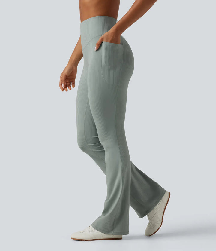 Prążkowane dzianinowe legginsy o kroju bootcut z wysokim stanem, modelującym efektem w talii i brzuchu oraz kieszeniami