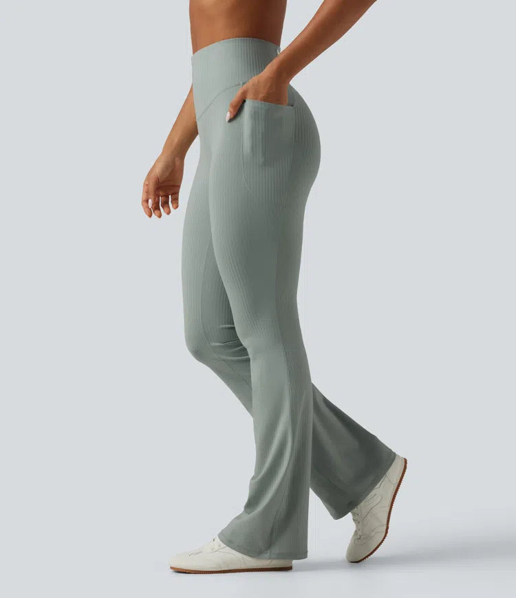 Prążkowane dzianinowe legginsy o kroju bootcut z wysokim stanem, modelującym efektem w talii i brzuchu oraz kieszeniami