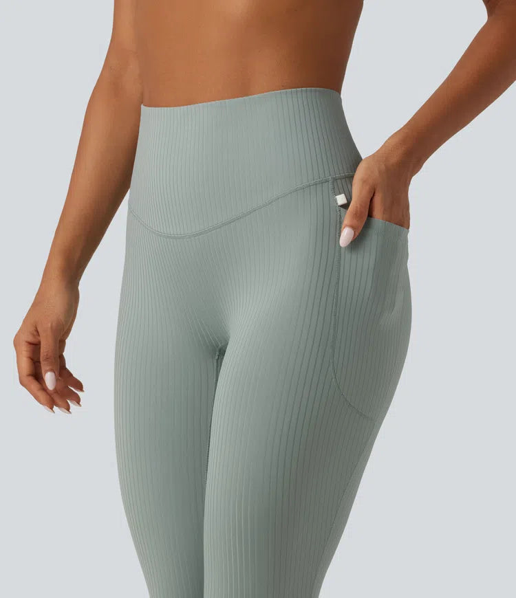 Prążkowane dzianinowe legginsy o kroju bootcut z wysokim stanem, modelującym efektem w talii i brzuchu oraz kieszeniami