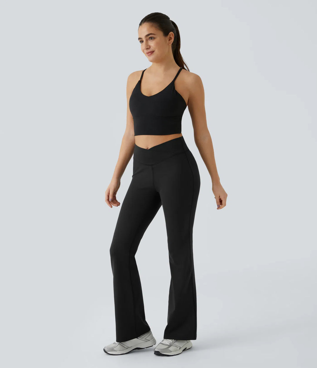 DayStretch legginsy do jogi z wysokim stanem, krzyżowanym pasem i rozszerzanymi nogawkami.