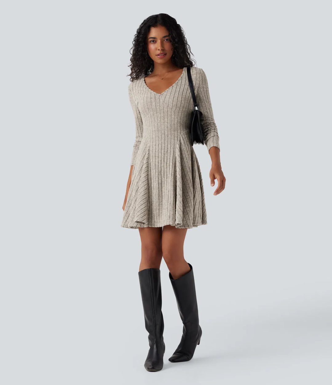 Prążkowana dzianinowa sukienka mini z dekoltem w serek, długimi rękawami i rozkloszowanym dołem