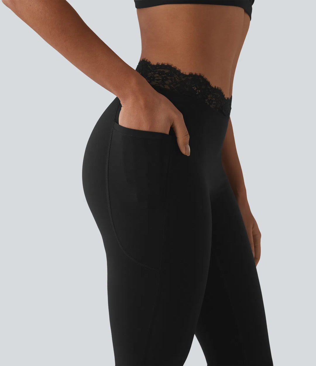 Halara UltraSculpt legginsy do jogi w kształcie litery V, z wysokim stanem, rozkloszowane, z kontrastową koronką i kieszeniami