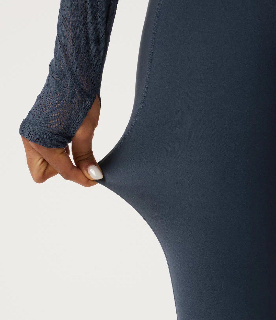 Halara UltraSculpt legginsy do jogi o średnim stanie z wiązaniem w pasie, kontrastową koronką, rozszerzanymi nogawkami i kieszeniami