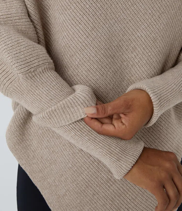 Sweter do pracy z wysokim kołnierzem, długimi rękawami i asymetrycznym dołem