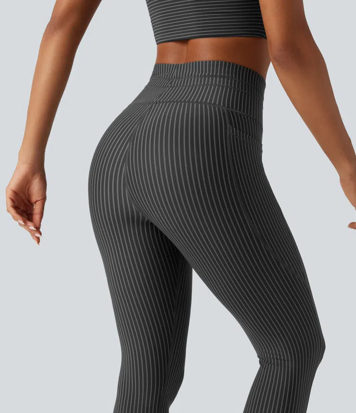 Legginsy do jogi w paski z wysokim stanem, sznurkiem w pasie i kieszeniami.