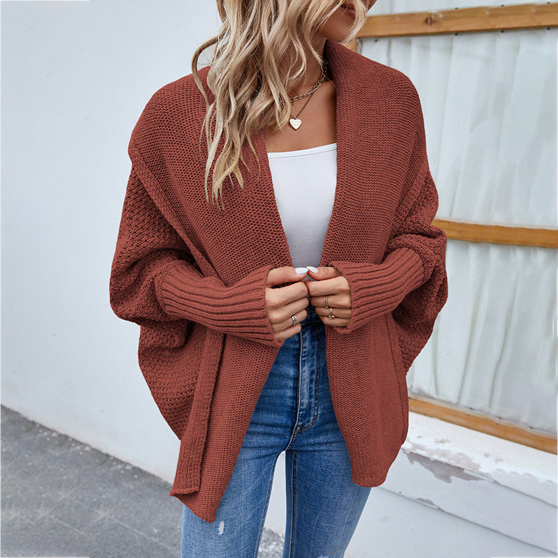 Kobieta w kardiganie oversize z szerokim kołnierzem