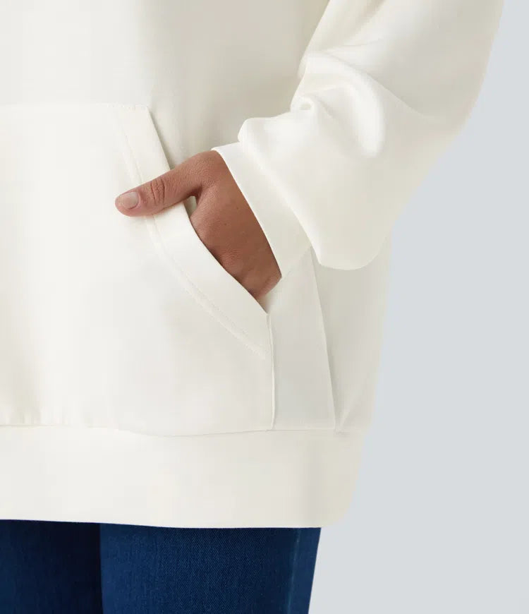 Bluza-kurtka z kapturem i troczkami, długimi rękawami oraz kieszenią typu kangur, o swobodnym, crossoverowym kroju.